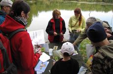 Festival 2012 - rozdávání propagačních materiálů k ochraně ptáků na břehu Lesního rybníka v Hustopečích nad Bečvou. Foto K. Pavelka