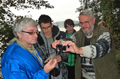 Karel Pavelka ukazuje do sítě odchyceného šoupálka dlouhoprstého na Festivalu pracva 2014 (foto J. Červený).