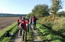 Část účastníků exkurze v roce 2013 při pozorování ptáků u zahrad v blízkosti lesa Obora ve Lhotce nad Bečvou (foto K. Pavelka)