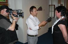 Z vernisáže - ředitelka valašskomeziříčské SUPŠ sklářské Mgr. Dana Budayová poskytuje rozhovor TV Beskyd. Foto R. Kocurek. 