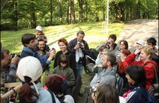 Jaroslav Koleček při předvádění odchycené pěnice černohlavé na exkurzi (foto: Zdeněk Tyller) 