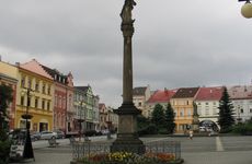 Jednou z nejstarších sochařských památek Valašského Meziříčí je socha Panny Marie na náměstí z doby kolem roku 1680.