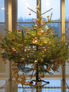 Na výstavě jsou k vidění i 80 let staré vánoční ozdoby, vyrobené ve sklárně Poniklá v Krkonoších.