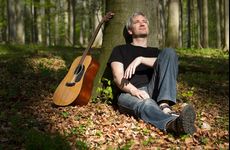 Jan Žamboch v bukovém lese během natáčení dubnové skladby z připravovaného alba Guitar & Forest. Foto Marek Kamínek, 2012. 