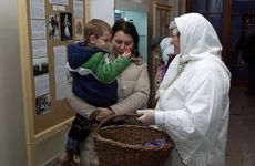 Mikulášská Matička nadělí hodným dětem sladkosti. Zámecké adventní kouzlení 2009.